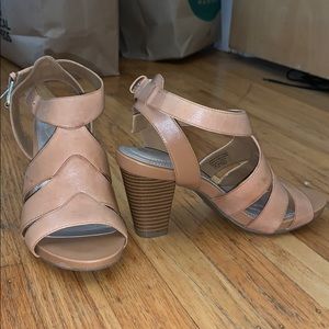 LEATHER TAN HEELED SANDALS